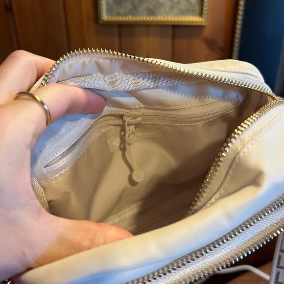 Lululemon Athletica Cream Crossbody Bag - Picture 2 of 3
